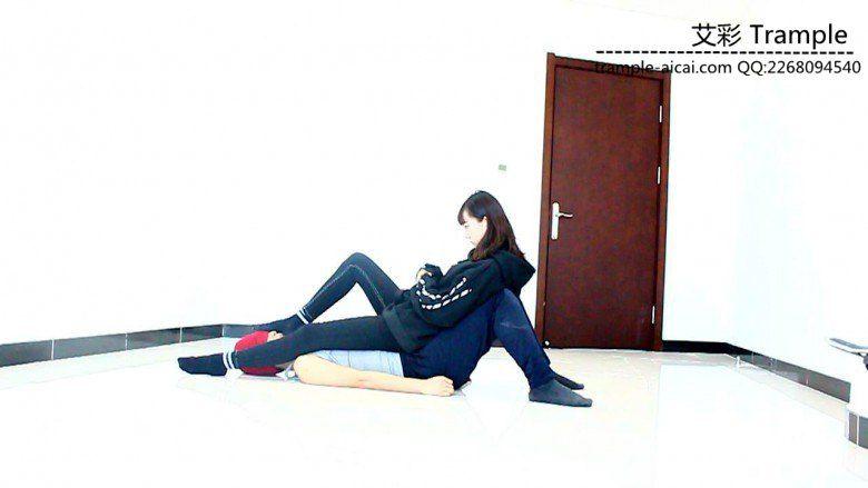 00后天使女主骑乘散步，臭棉袜堵脸踩下体！