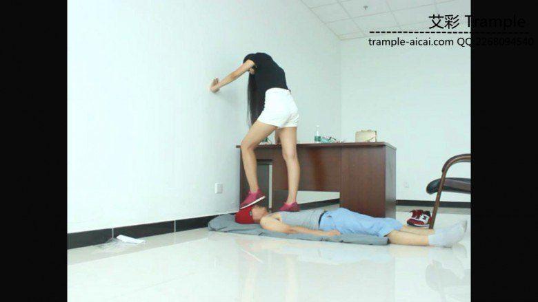 超漂亮老师天依女主运动鞋践踏贱狗头部身体！