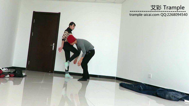 00天使女帆布鞋踢裆踩头羞辱！