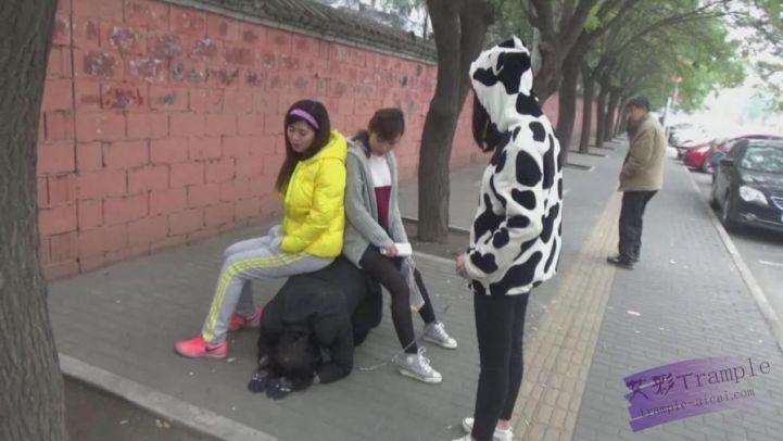 【品丝阁】女主晨练小区遛狗