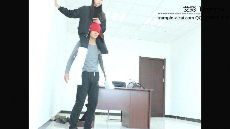 00后天使女主白色长靴骑乘牲畜马来回溜达! 00后天使女主白色长靴骑乘牲畜马来回溜达!