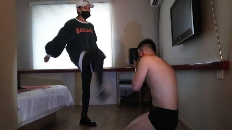 《皮靴踢脸稀有暴力》