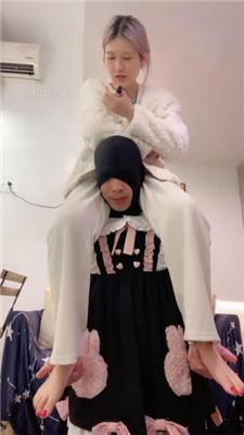 【甜味药丸】调变装狗-原味脚插嘴/丝袜捂脸窒息/骑狗脖/喂圣水