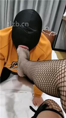 【梨窝】跪舔高跟原味网袜