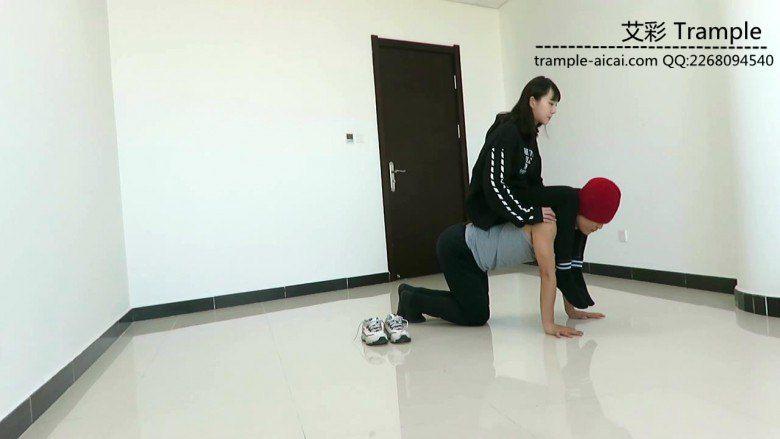 00后天使女主骑乘散步，臭棉袜堵脸踩下体！