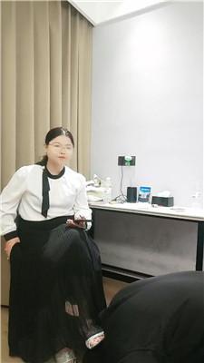 【东营青青】插嘴啃吃臭脚丫-吃烟灰 JS250413-12