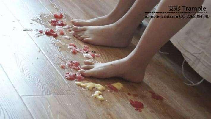 舔两位大一美女学生的原味帆布鞋