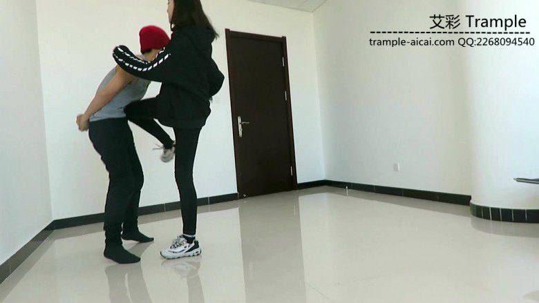 00后天使女主踢裆钻跨暴打羞辱贱狗！