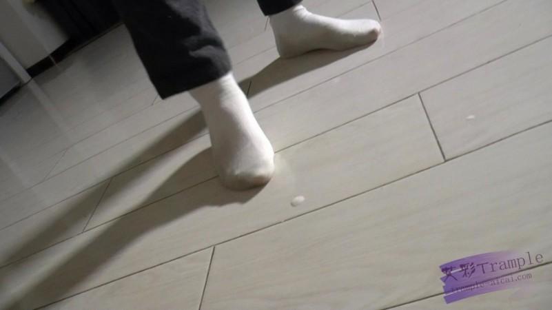 小月 脚喂食侮辱虐打 小月 脚喂食侮辱虐打