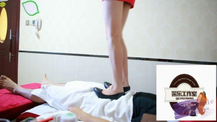 沐足房女带班尖头细高跟全体踩踏，踩在身上无论怎么乞求不愿意下来。