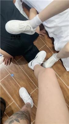 【小凤梨】纹身小妹的脚下骚奴 JS250317-39