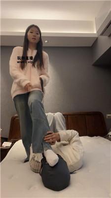 【伊未】牵狗链白袜脚踩虐 bf51345