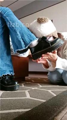 【爱可呀】双S-伺候超模学姐-胯下羞辱/舔脚清理鞋底