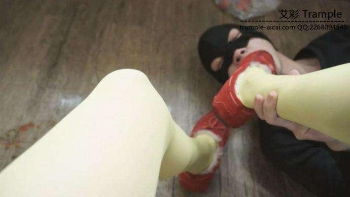 艺校美女原味小白鞋踩草莓