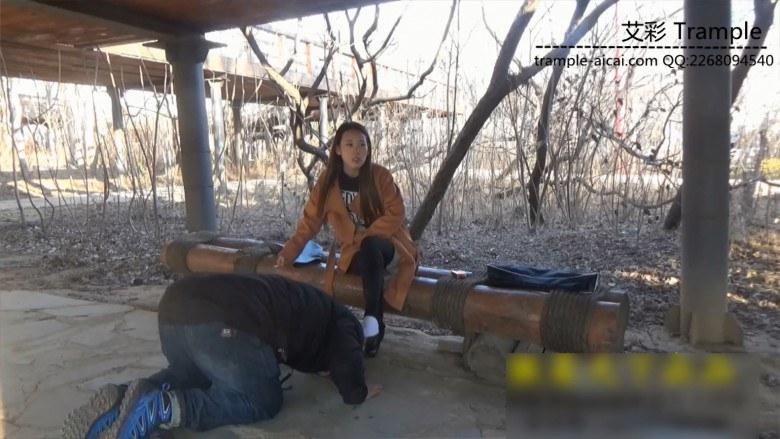 傲柔公园强迫奴跪拜