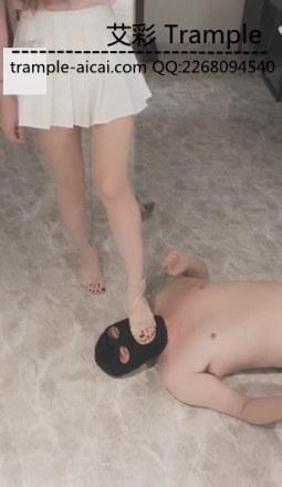 VIVI美鞋玉足调教俩家奴喂食