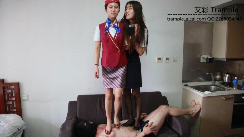 艾丝VIVI诱惑空姐服—踩踏调教小贱狗