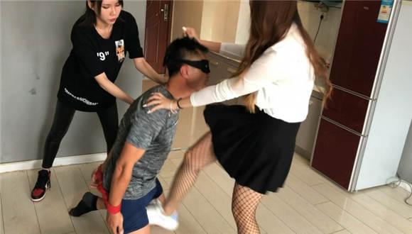 〖碎蛋娇娃〗美女联合闺蜜惩治内衣贼