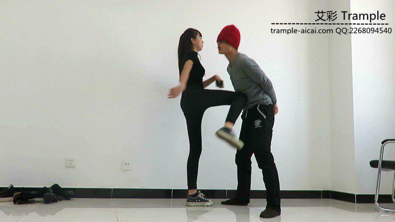 00后天使女主暴打贱狗踢裆膝顶！