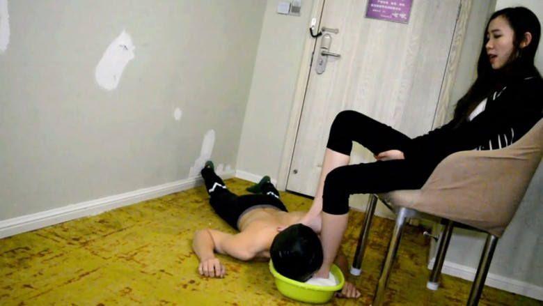 『奴隶岛』—萱萱牛奶舌浴、含牛奶插嘴深喉