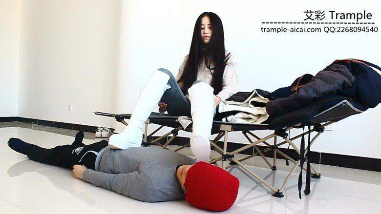 天依女主白靴子棉袜的人体脚踏！