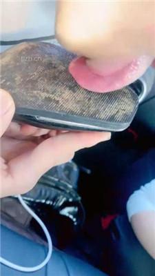 【高傲】情侣奴-车内舔脏鞋臭脚