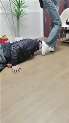 【文文文文】舔素人的小白鞋-踢踹踩 JS250227-7