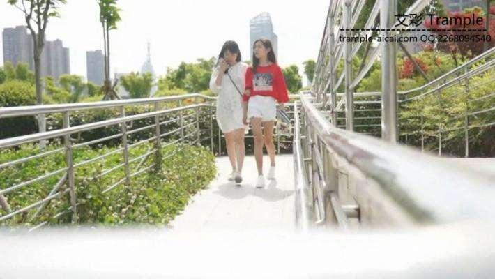 大一两位美女学生的户外美足秀