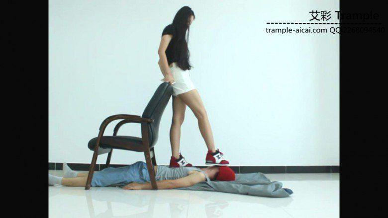 天依女主脚下的运动人体垫！