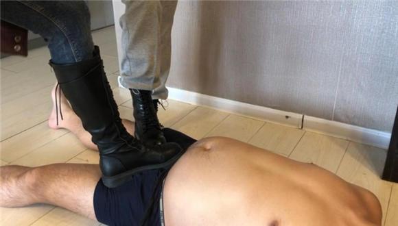1小时超长调教—-皮靴白袜虐杀