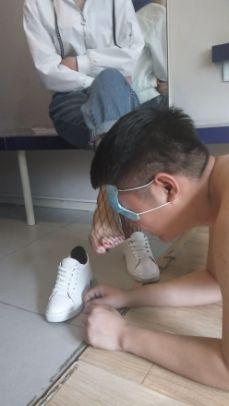 性感丝袜美脚 舔脏鞋底