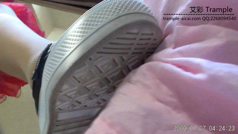 【晓公主】帆布鞋踩枕头丝脚碾碎蛋糕