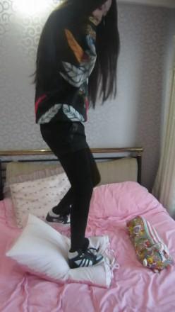 气质绝美长腿美女高帮休闲鞋踩枕头，换鞋大秀美腿