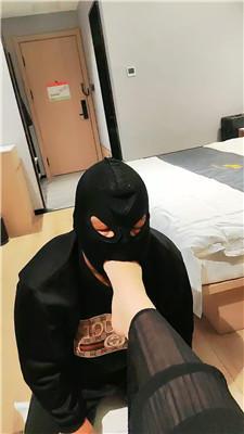 【东营青青】插嘴啃吃臭脚丫-吃烟灰 JS250413-12