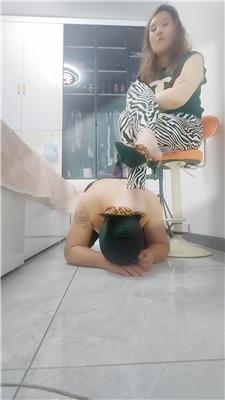 【李老师】骑马胯下辱-高跟踩踏【双视角版】JS250310-8