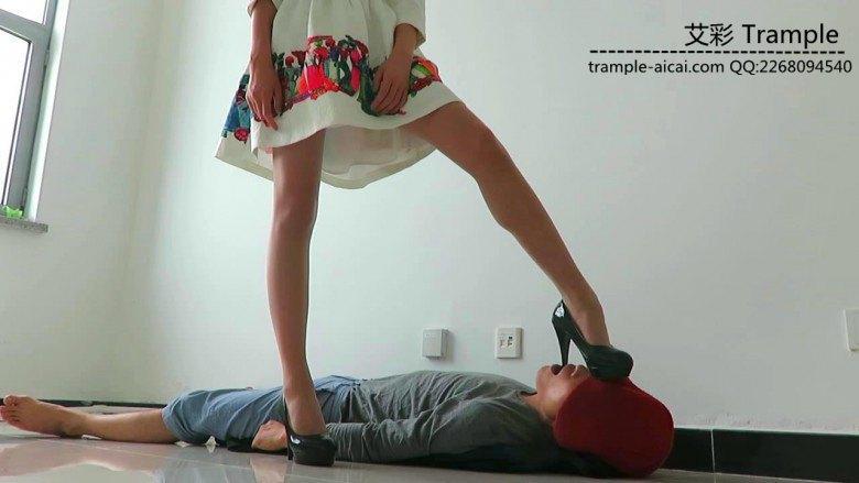 00后女主肉丝高跟插嘴深喉全体重践踏贱狗身体下体！