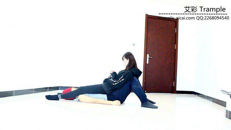 00后天使女主骑乘散步，臭棉袜堵脸踩下体！