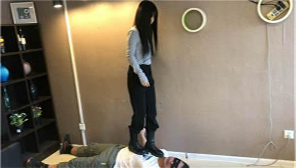 女子更衣室教训色狼