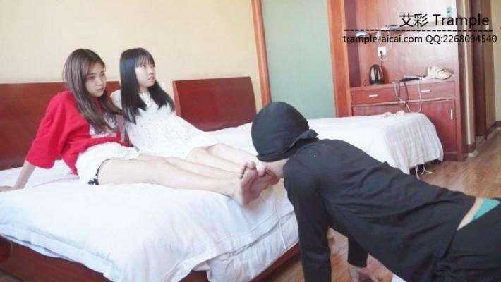 舔两位大一学生的原味裸足