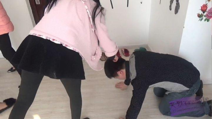 多主踢打舔鞋精彩不断