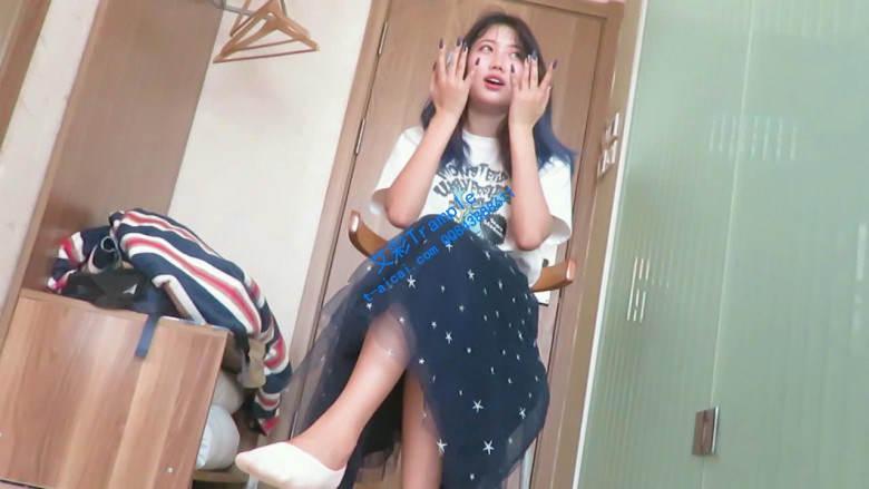 【00后A女主】跪舔美女主帆布鞋底闻臭脚棉袜裸足！