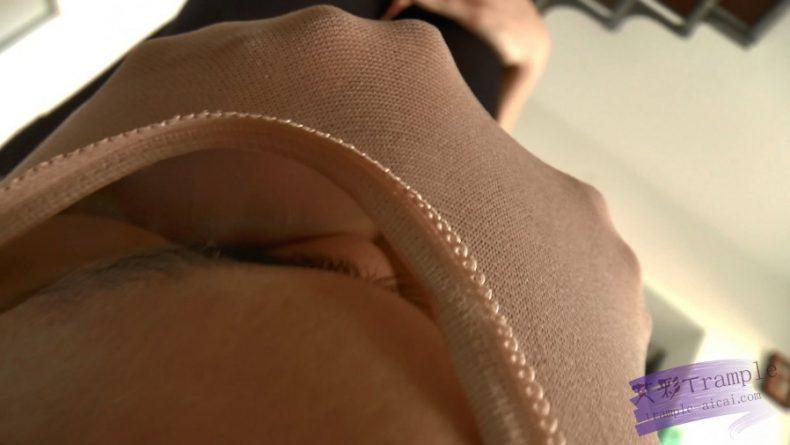 琳女神 典雅女神雪地靴里的丝袜脚虐踩