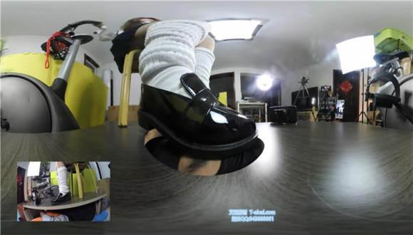 VR琳S人脸地板上 鞋子臭袜子踩脸窒息舔鞋底靴跟插嘴 VR琳S人脸地板上 鞋子臭袜子踩脸窒息舔鞋底靴跟插嘴