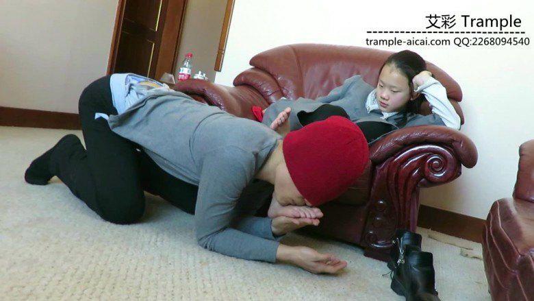 跪舔12侑主棉袜小脚裸足，被女主各种羞辱！