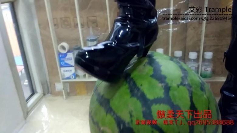 长筒帆布加高跟踩香蕉和西瓜