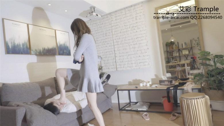 小美女沙发踩头蹬脸