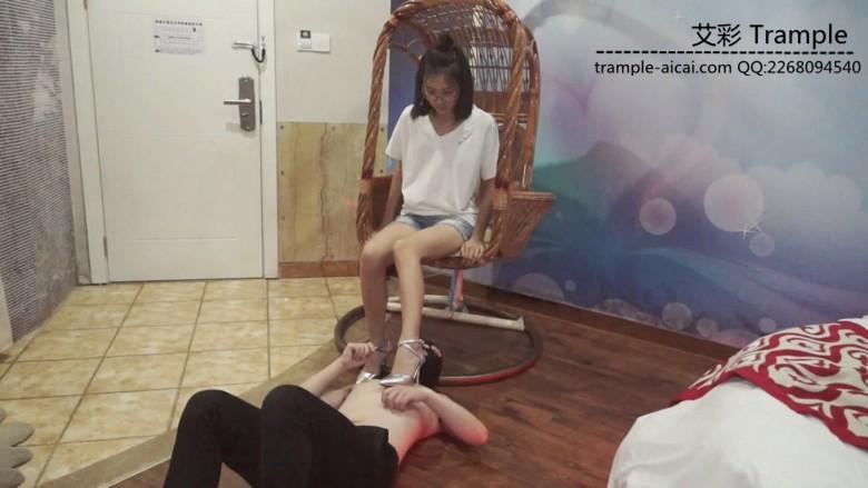 校园主持人高跟鞋踩踏