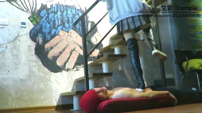 【AJ女主】学生段裙装黑长靴骑乘踩踏！