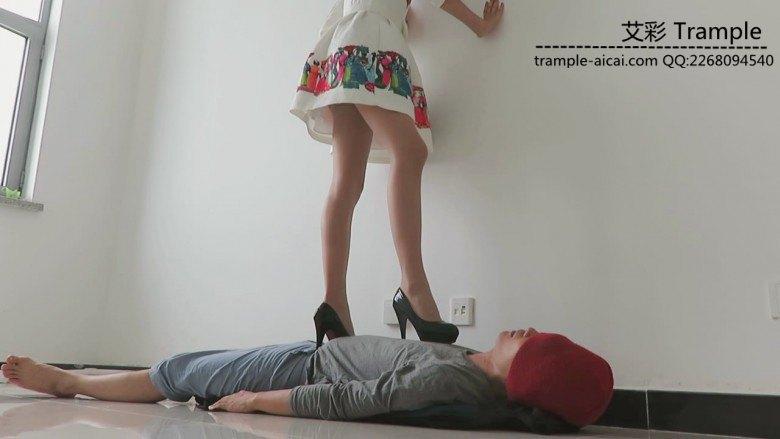 00后女主肉丝高跟插嘴深喉全体重践踏贱狗身体下体！