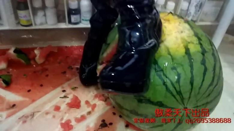 长筒帆布加高跟踩香蕉和西瓜